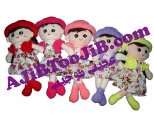 دخترهای کلاهدار دامن گلی