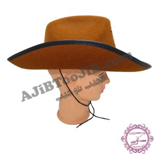 کلاه کابویی گاوچران روی سر از بغل